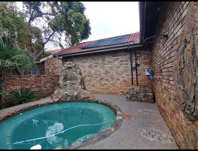 3 BEDROOM FREEHOLD FOR SALE IN MEIRINGSPARK
